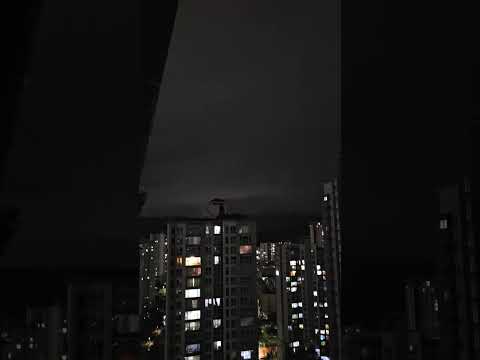 비 내리는 밤 <strong>동쪽</strong> 하늘에 보라색 빛이 뭐지? 24. 9. 21 밤 12시 10분