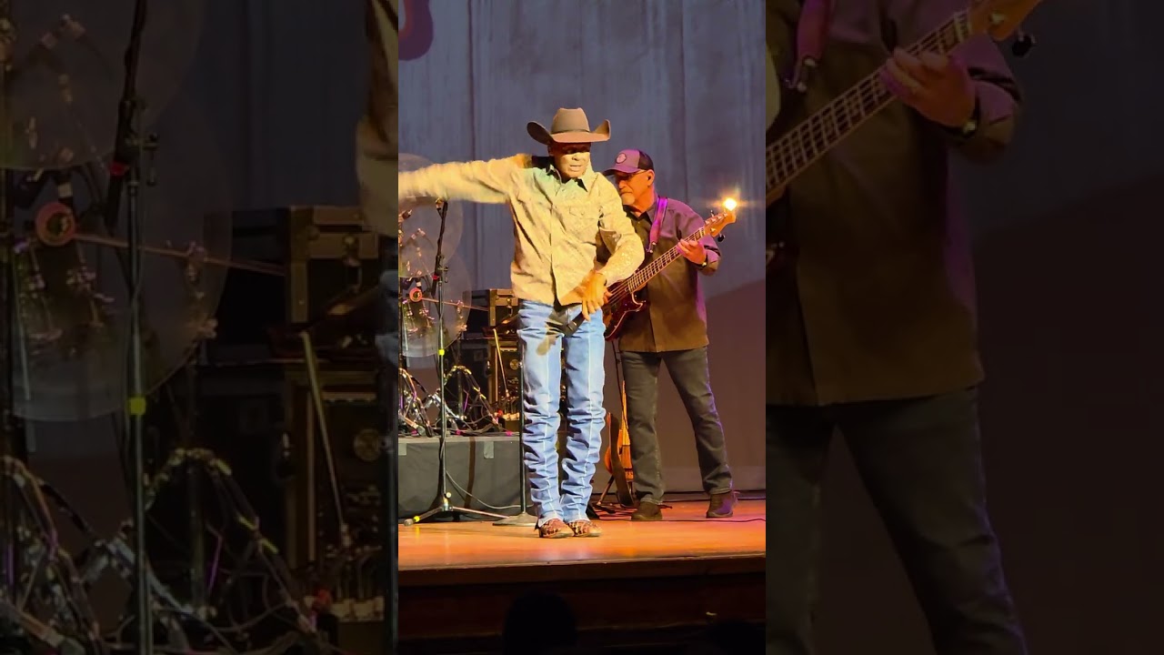 Neal mcCoy the shake Marion ohio at the Marion Palace theater 11/21/25