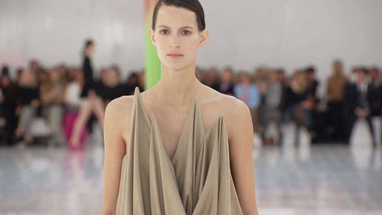 LOEWE Spring Summer 2023 women’s runway collection - Vcbela