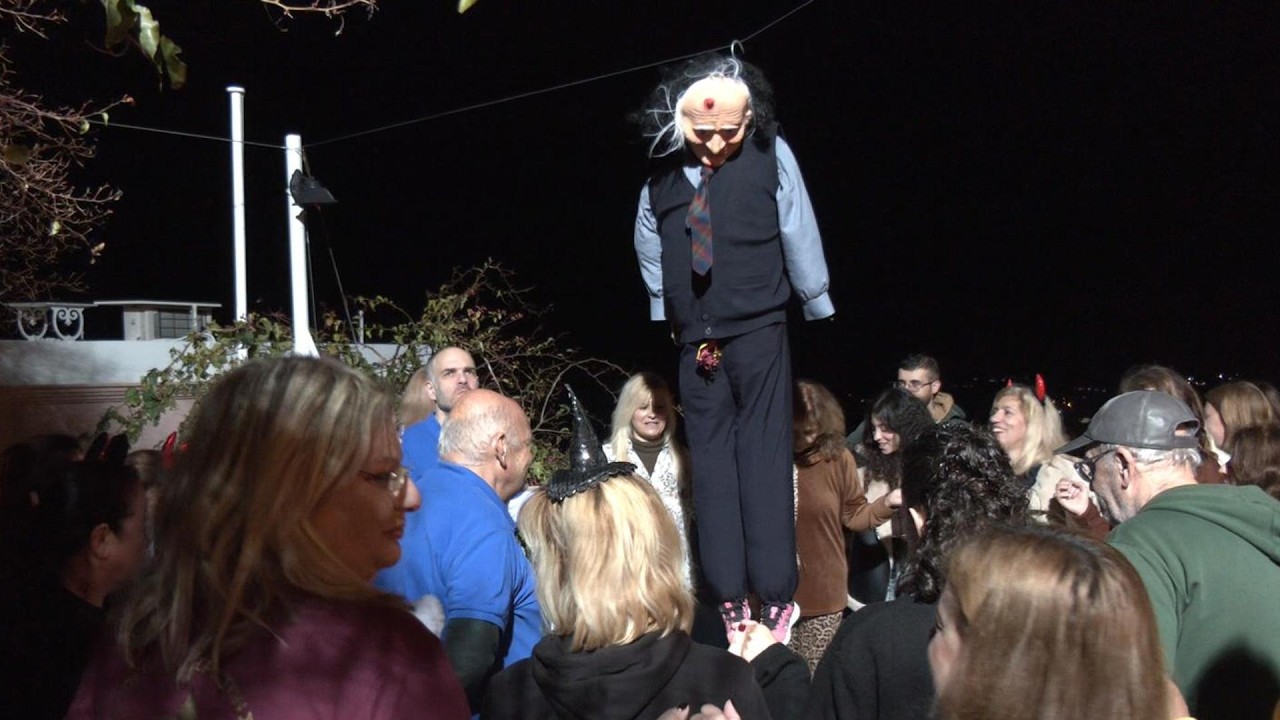 Άνω Σύρος 24-2-2026 ''Σήμερα καίμε τον Καρνάβαλο'' Παραδοσιακοί χοροί & το το κάψιμο του Καρνάβαλου.