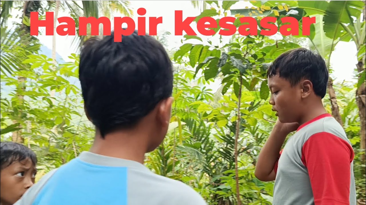 Berpetualang, dan bermain bola