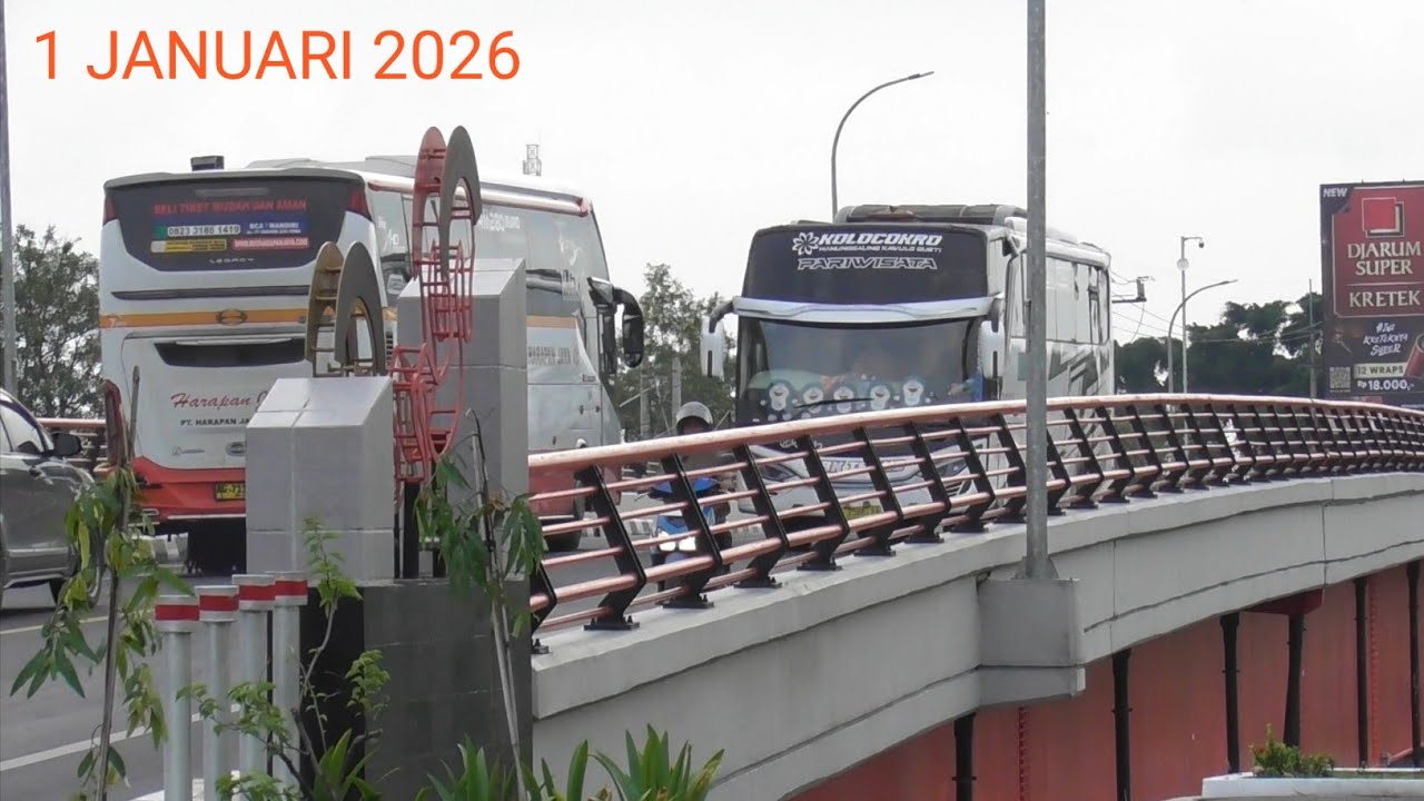 TAHUN BARU 2026. BUS PARIWISATA DAN REGULER DI JEMBATAN NGUJANG TULUNGAGUNG 