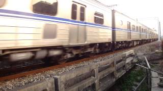 20120814@臺中北上EMU500型電聯區間車與高架化橋墩2
