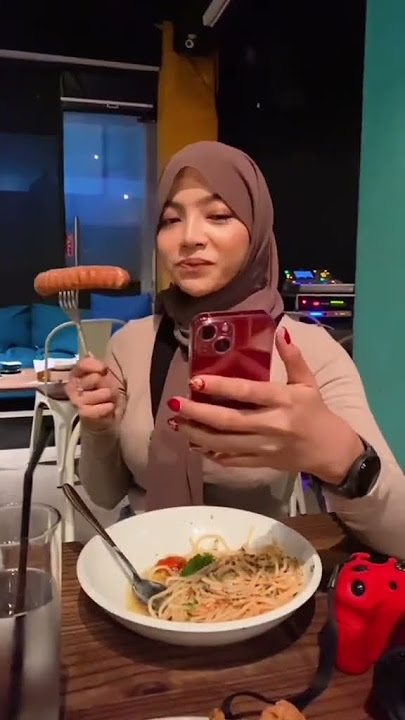 makan sosis ala oklin oklinfia