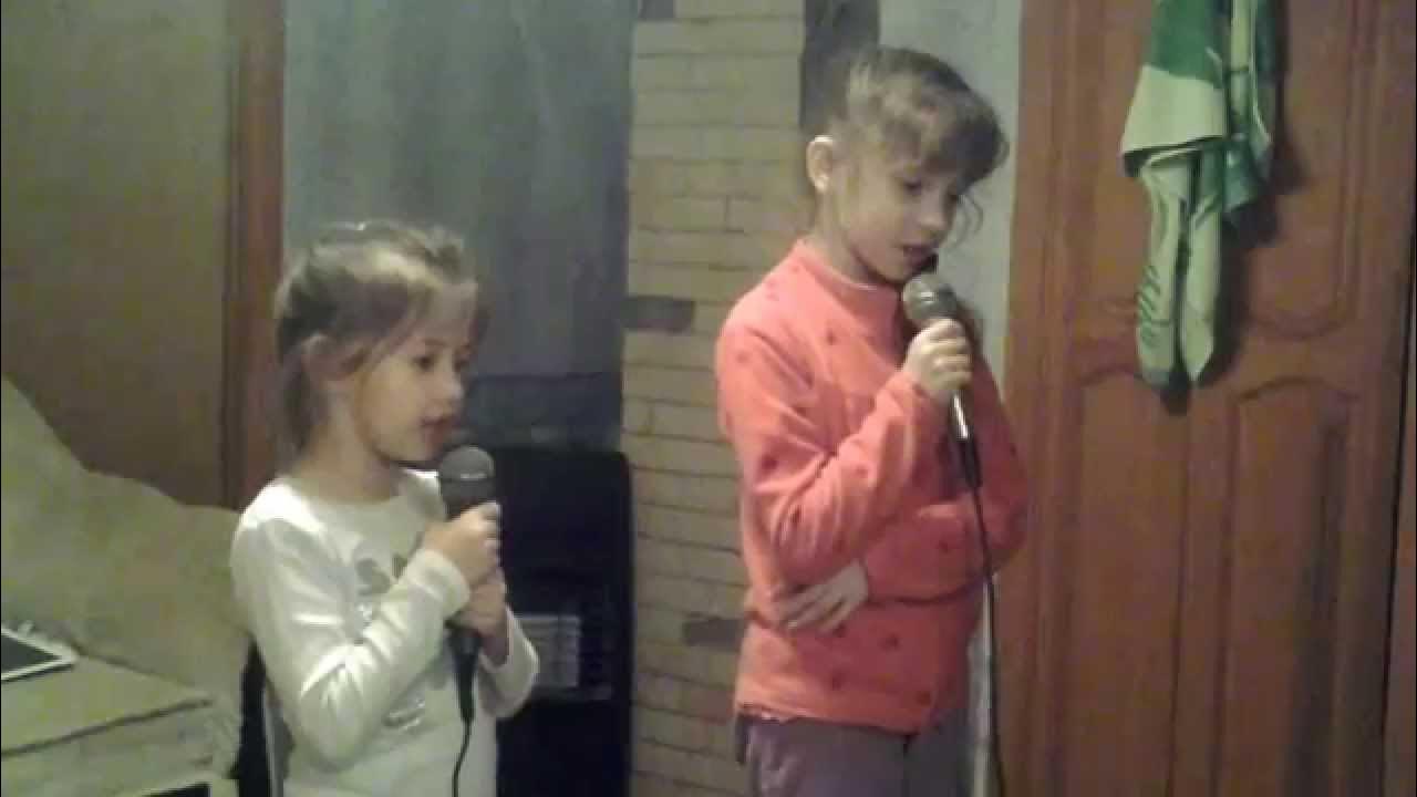 Брат и сестра поют песню. Кожикина белые ангелы. Алиса Кожикина белые ангелы. Брат и сестра поют. Сестра поет детские.