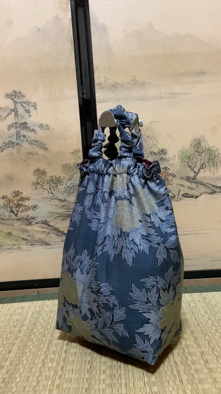 大島紬リメイク＊手作りおしゃれ日傘とお揃い巾着トート＊黒地 紺葉模様 大島紬リメイク＊手作りおしゃれ日傘とお揃い巾着トート＊黒地
