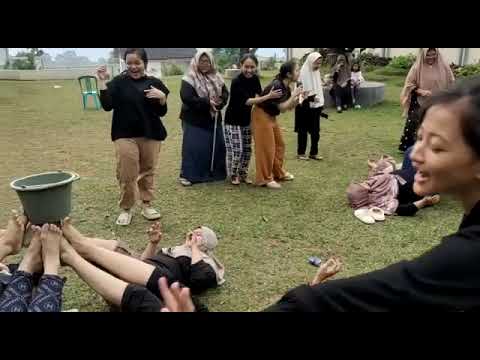 lomba lepas kaos kaki ..