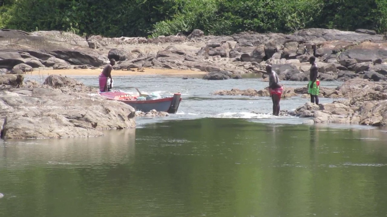 Naar Danpaati met de korjaal, 4 uur over de Surinamerivier