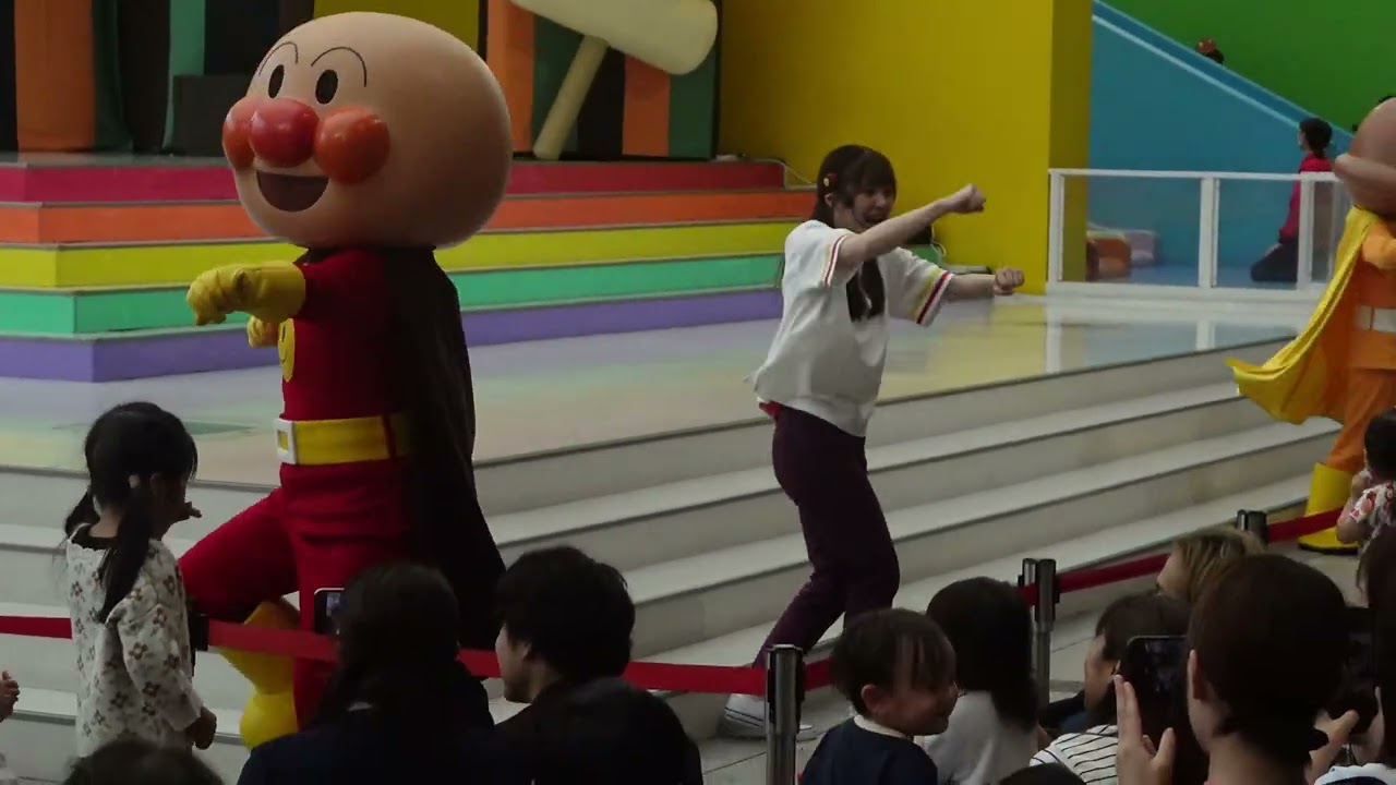 일본 후쿠오카 호빵맨 박물관 in 쇼핑몰 야나세타카시 극장에서 댄스 쇼를 관람하는 승찬이