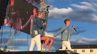 Marcus and Martinus - First Kiss (Voldsløkka,Oslo) Brings girl up on stage