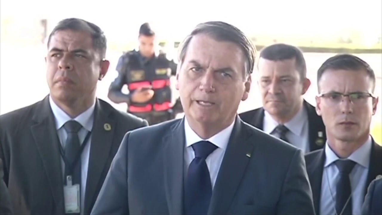 Resultado de imagem para bolsonaro fala com pessoas