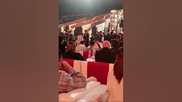 #周深 和 張頌文也打招呼啦~ 我個人還挺欣賞的一位演員~他以前還翻唱過深深的 聽我說，超級魔性哈哈哈 ＃北京國際電影節閉幕 - 天天要聞