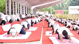 35 वीं वाहिनी पीएसी महानगर लखनऊ में योगा दिवस मनाते हुए अधिकारी व कर्मचारी uppolice