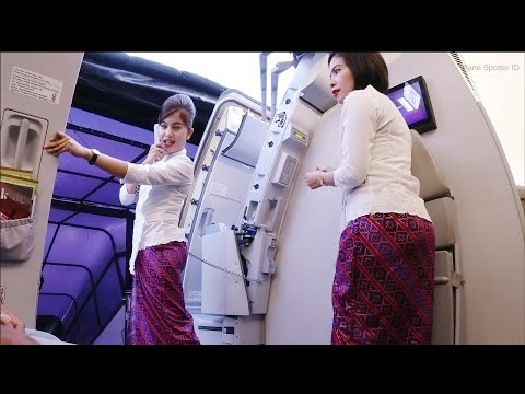 Pramugari Cantik Batik Air Saat Menutup Pintu Pesawat Airbus A330-300 Rute Jakarta-Medan