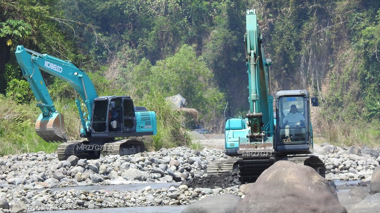 Kobelco SK200 Excavators Working On The River - YouTube