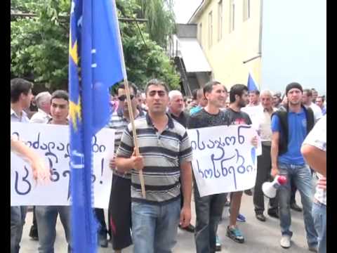 \"ქართული ოცნების\" აქტივისტებმა ახალციხის სასამართლო შენობა დააზიანეს