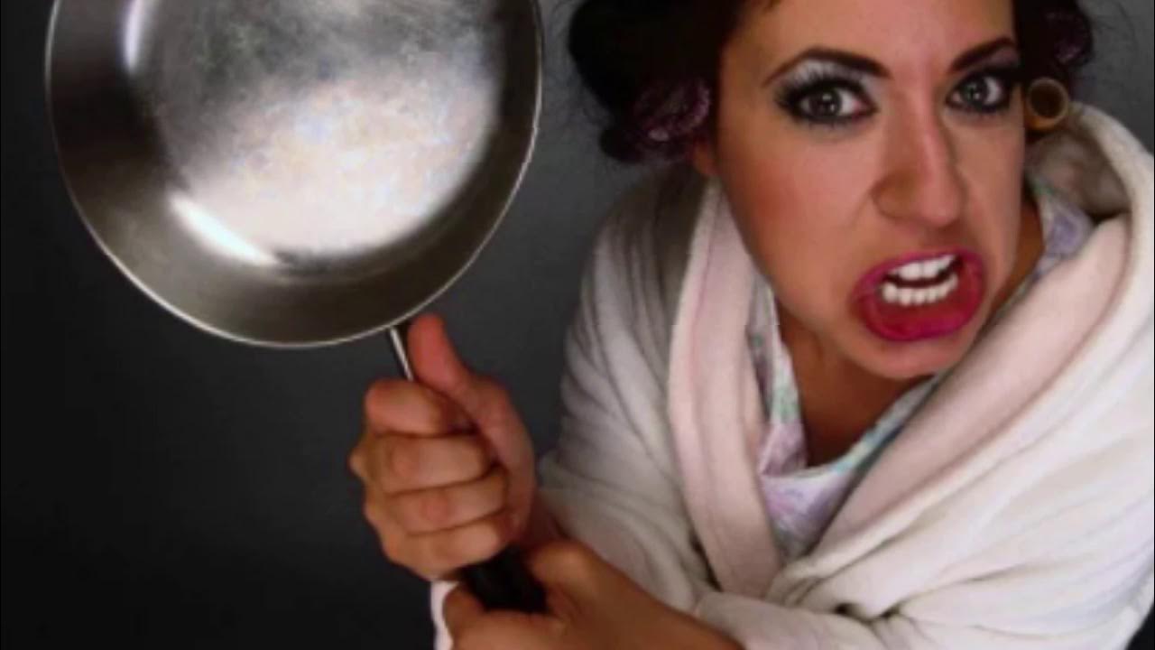 Злая женщина. Агрессивная женщина. Злая женщина. Женщина кричит. Злая женщина.