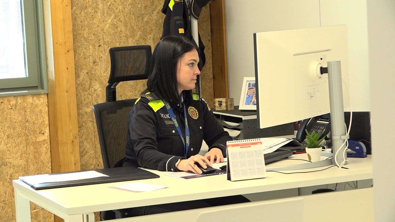 Un equip d'EL 9 TV entra dins la nova comissaria de la policia local de Manlleu