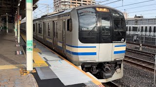 E217系Y-101（付属編成トプナン）+Y-30編成が市川駅を発車するシーン