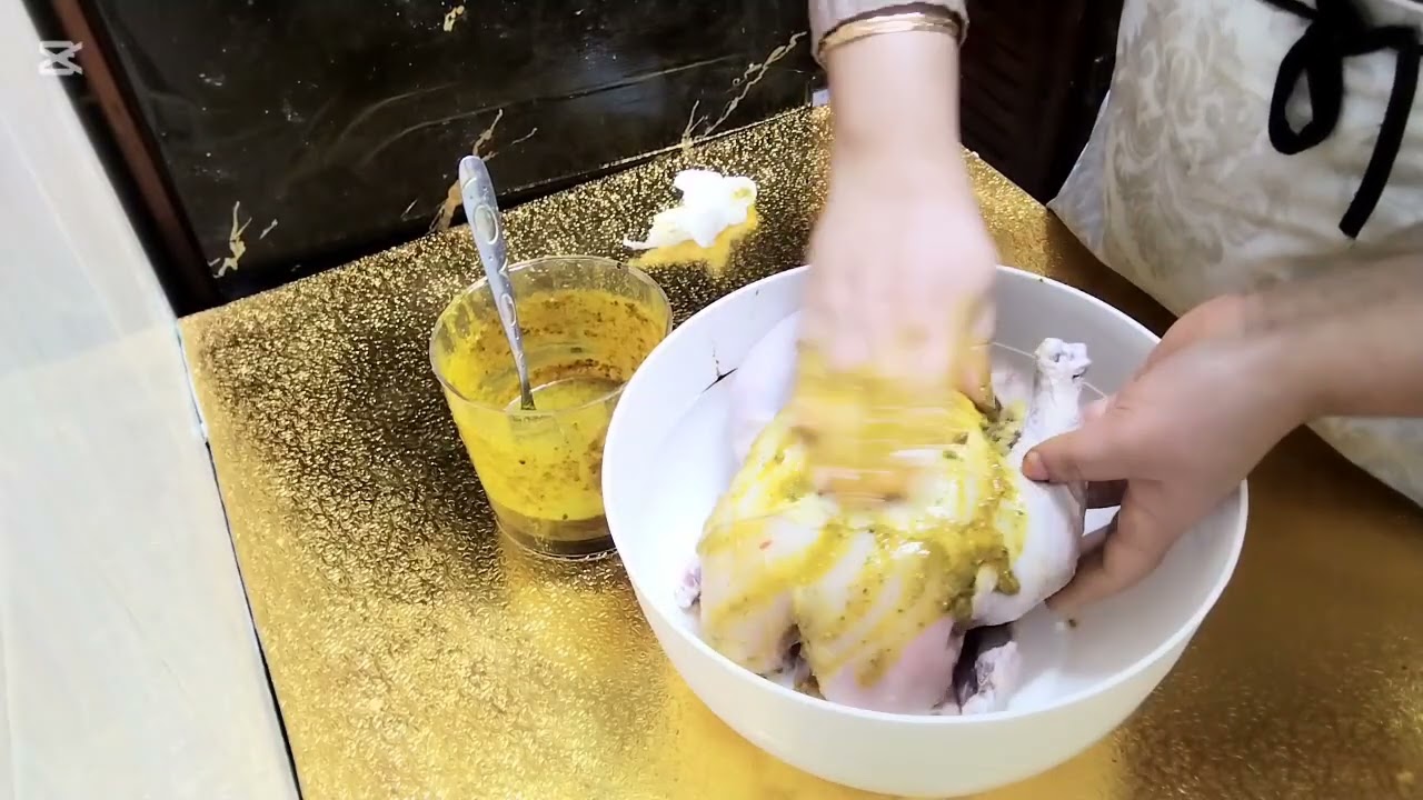 دجاجة محمرة في الفرن مرافقة مع البطاطس حتى هي محمرة في الفرن