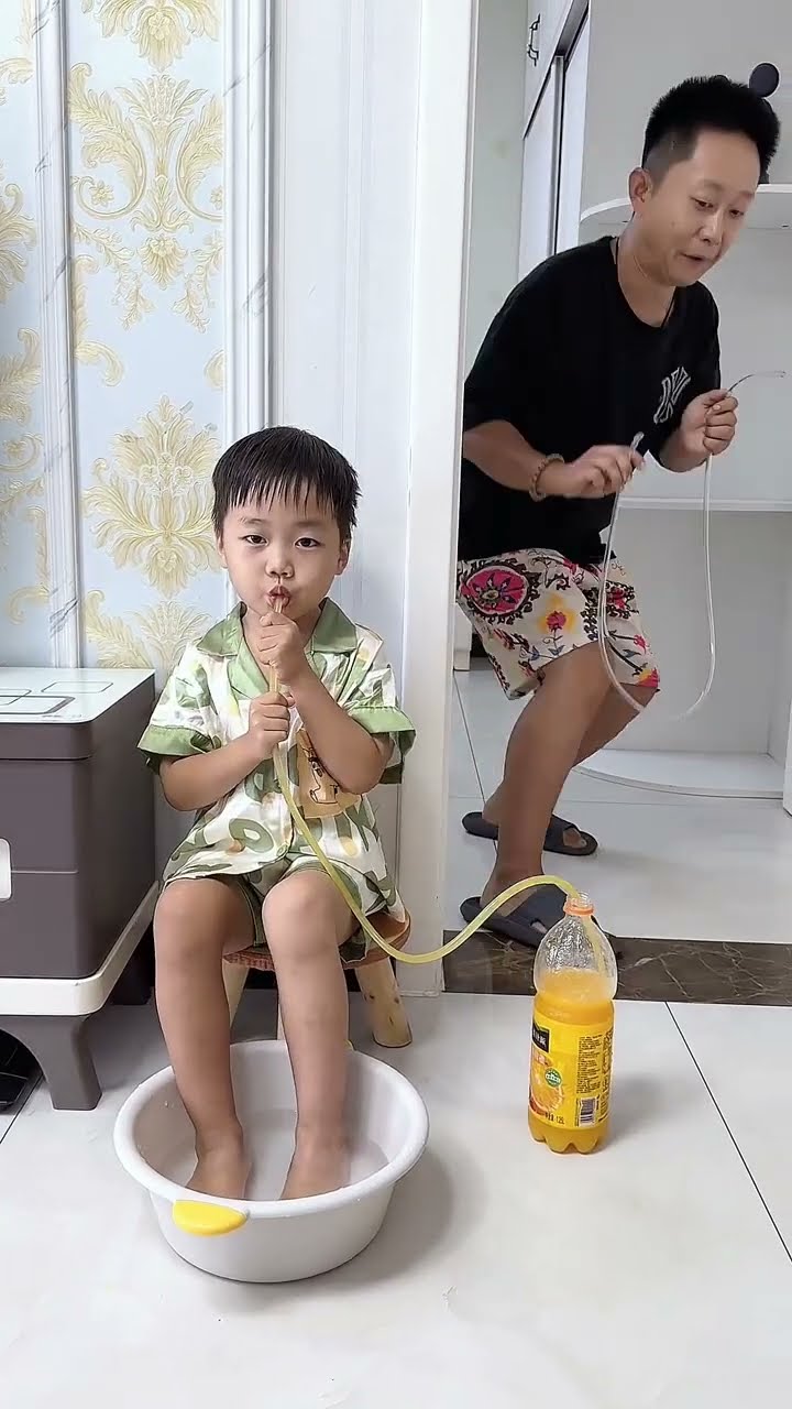 爸爸偷喝饮料，没想到喝了一嘴洗脚水！#Cute baby#Cute#呆萌小米宝#聪明宝宝#萌娃