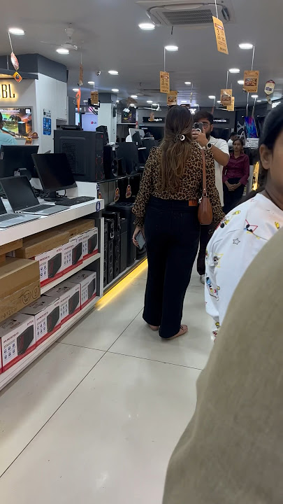 BAAHR chlo 🥲Lakh ka PHONE#minivlog #youtubeshorts