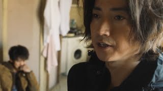 藤原竜也＆竹内涼真が走行中の列車にダイブ！　肉体美も…　映画「太陽は動かない」新公開日は2021年3月5日