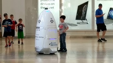 Mobile security robot at Prudential Center in Boston セキュリティーロボット巡回中２