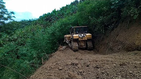 Cutting hills for the construction of new plantation roads using the D6r Xl Bulldozer