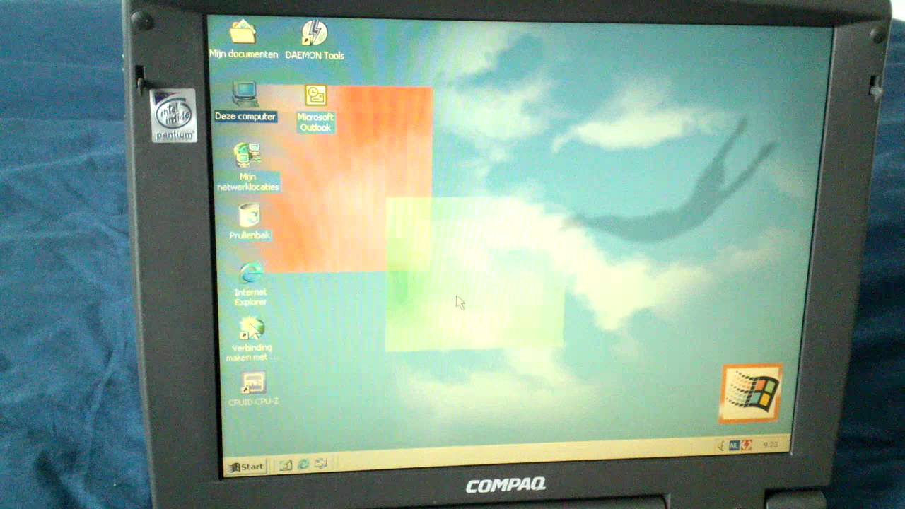 Compaq Armada 1592DT running Windows 2000 Professional - YouTube