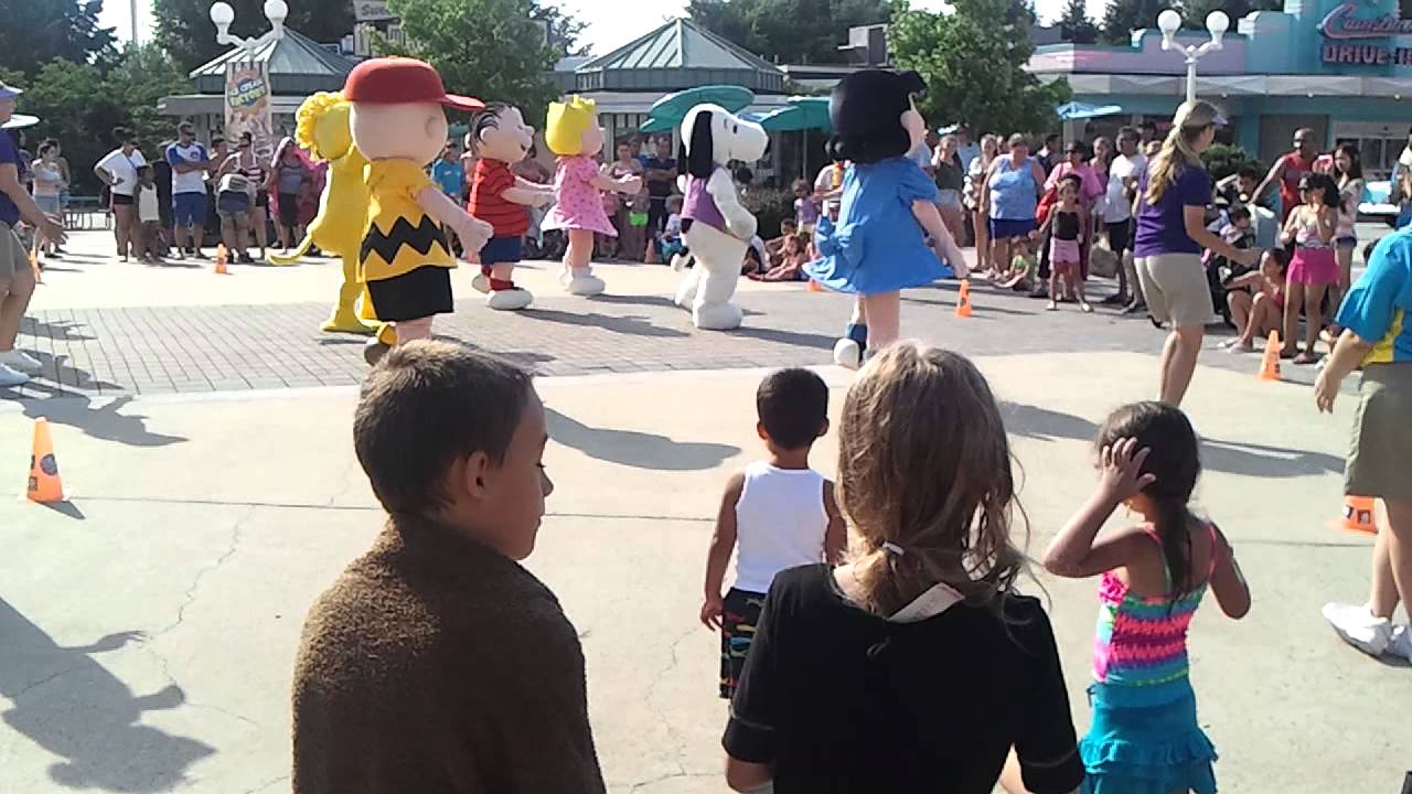 Dorney Park: Charlie Brown and the gang LIVE SHOW!! - YouTube