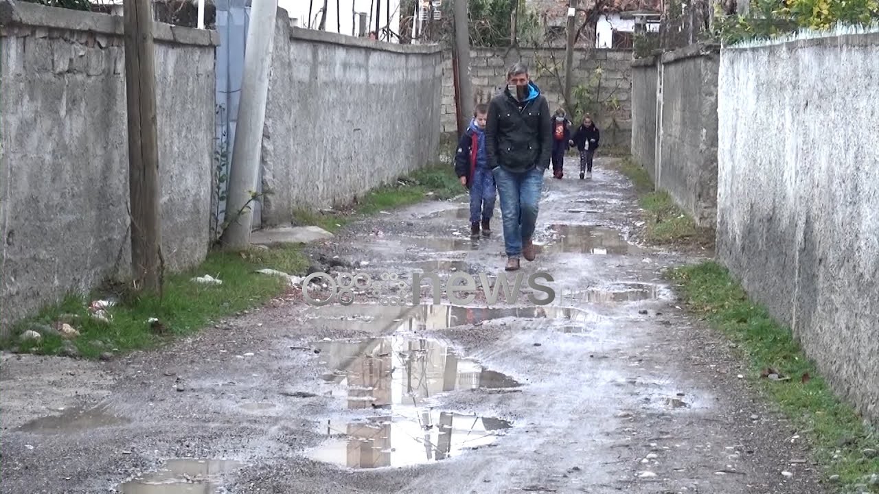Ora News - Premtimet bëhen “baltë” në Elbasan, banorët me leckë me vete sa herë kalojnë rrugën