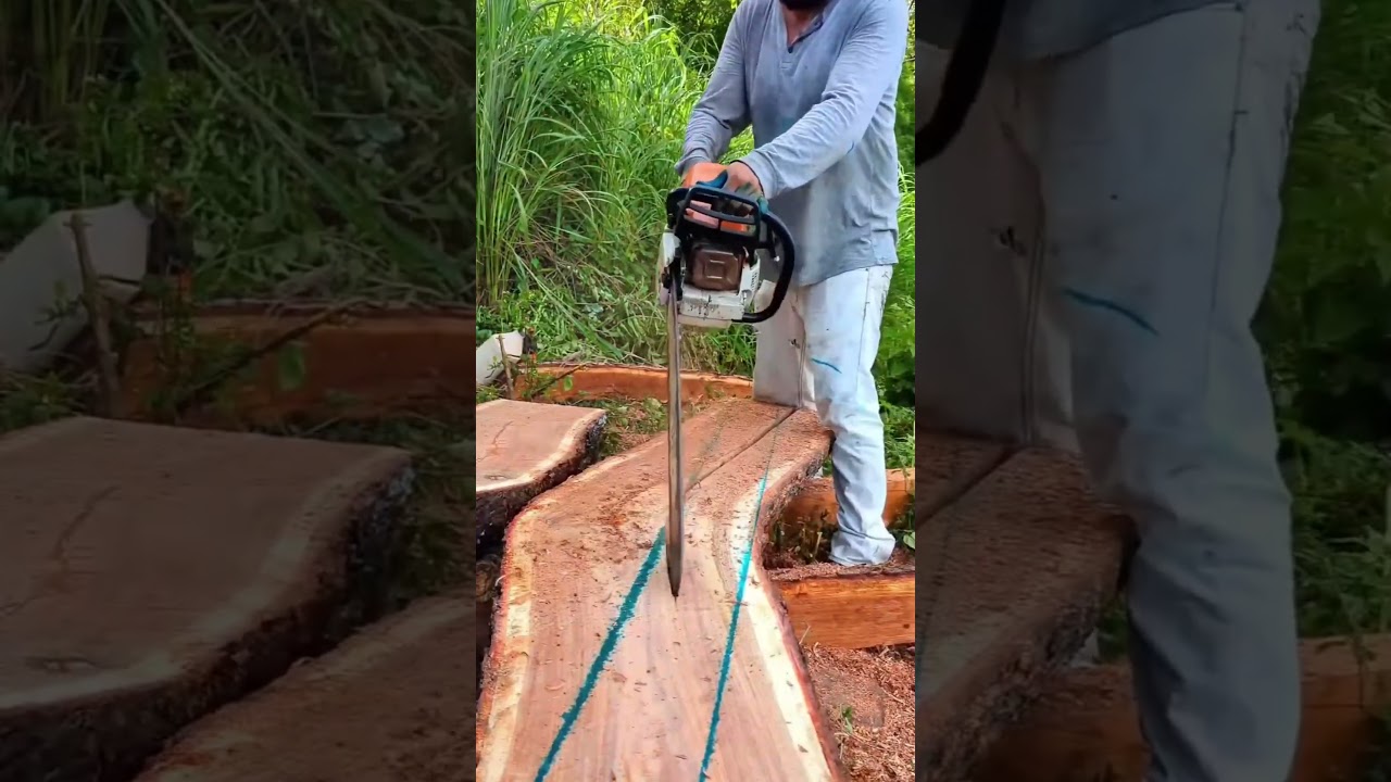 Эта бензопила танцует по дереву… Традиционные навыки распиловки, которых вы НИКОГДА не видели 😂🌲