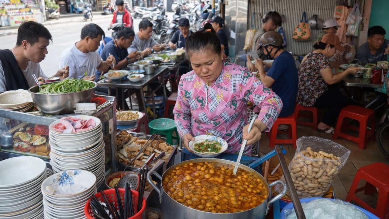 Đây là chị gái bán bánh canh cua đông khách nhất ở vỉa hè Sài Gòn