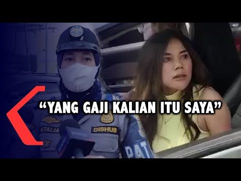 Video: Wanita Itu Membanggakan Penampilannya Dalam Video Dan Dimarahi Plastik