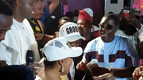 Ogogo and Femi Adebayo Sprays Bundle of cash on the lovely couple as they dance on at OBA 2018