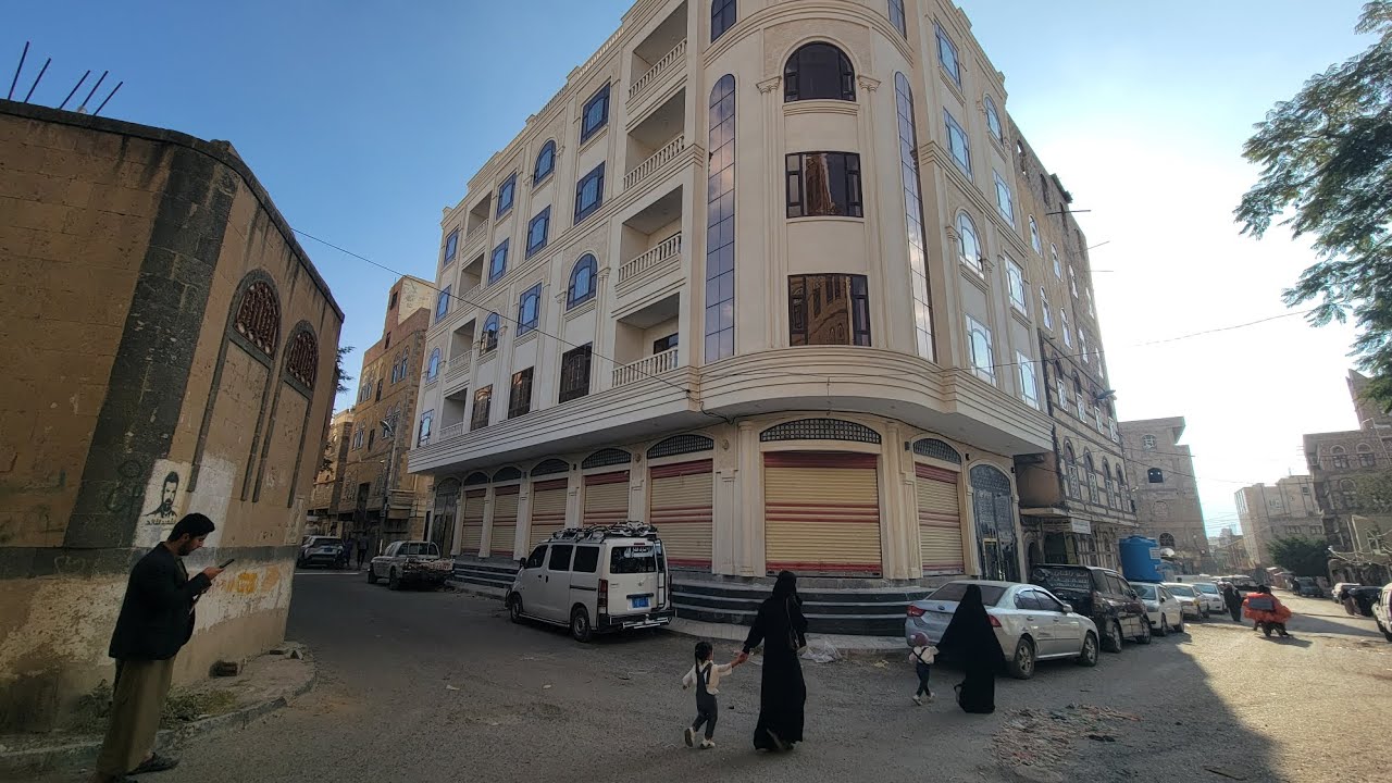 عماره ركنيه للبيع مساحة ٦لبن حر مكونه من ٨ شقق كبار ومحلات والسياره تدخل للبدروم قريب شارع تعز 