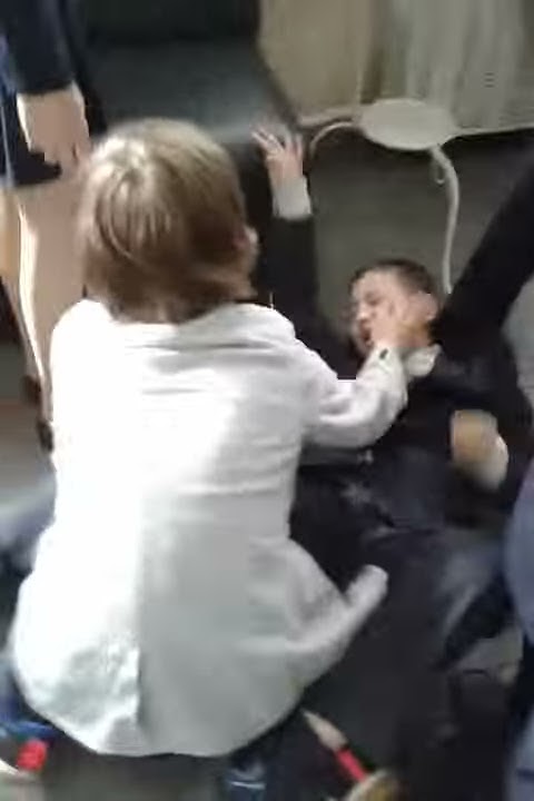 Пацан в белом пиджаке бьёт мальчика - YouTube
