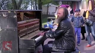 流浪汉街头弹奏旧钢琴，美妙的琴声吸引路人观看