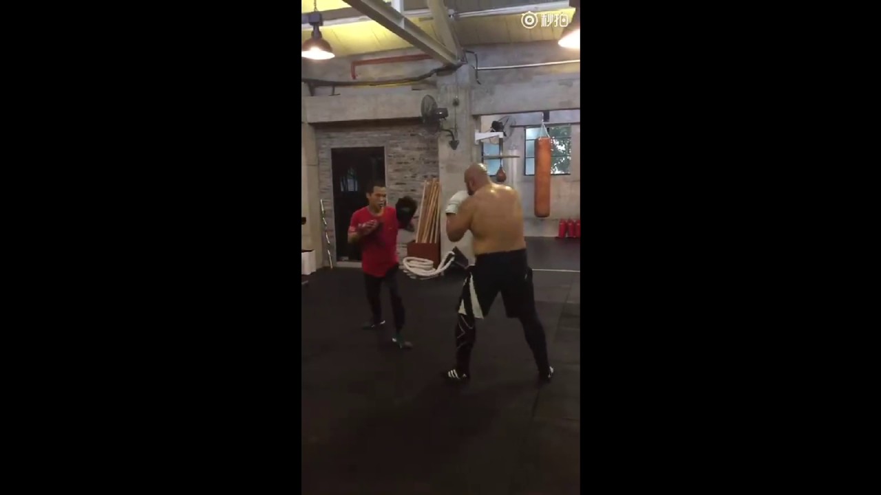 内地大力士演員 大慶 練拳擊 Da Qing Boxing Session - YouTube