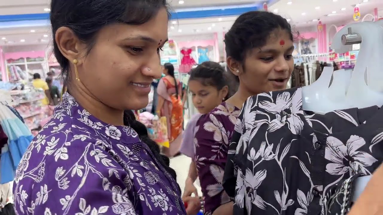 దసరా shopping కి వెళ్ళినం friends || మా honey తో shopping అంటే మామూలుగా ఉండదు friends నాకు 🤦‍♀️