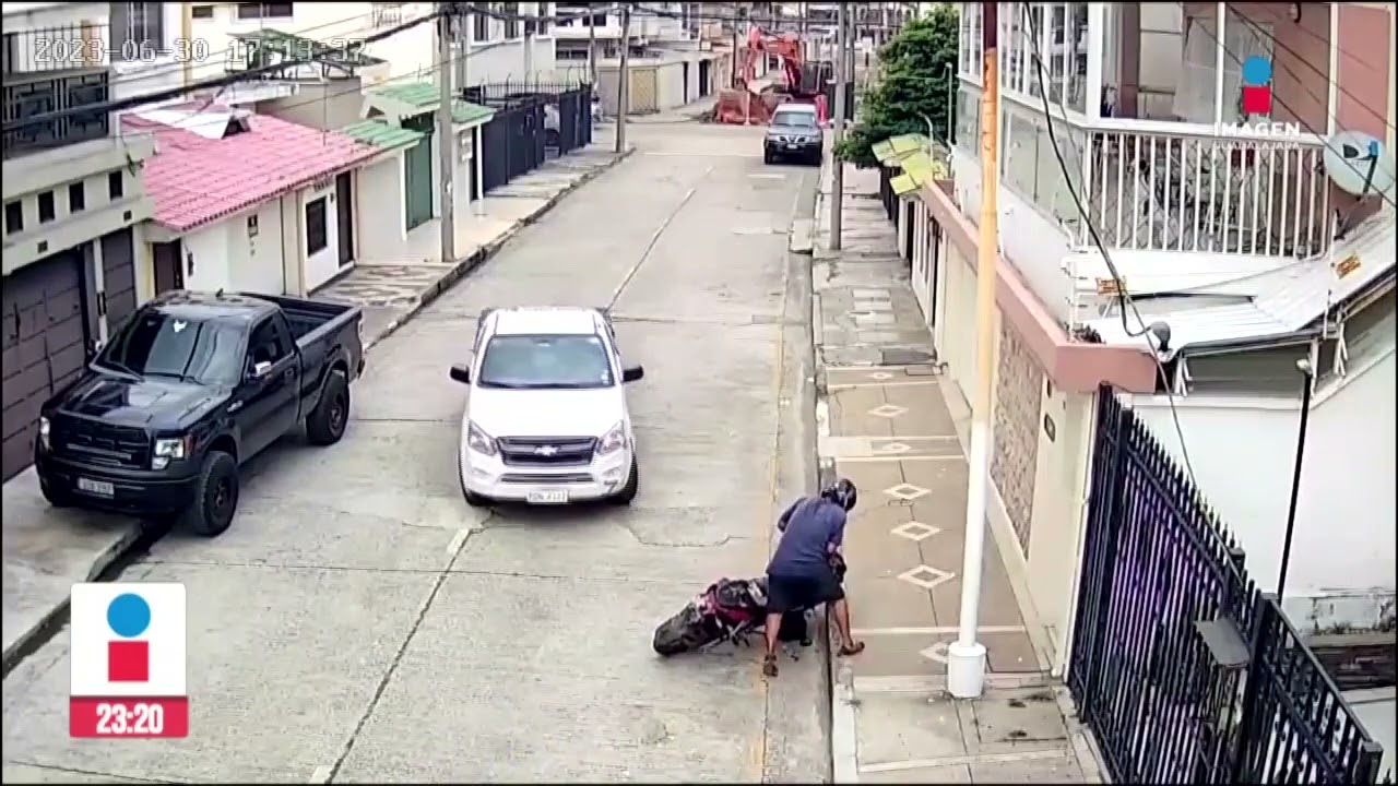 VIDEO: Conductor atropella a ladrón y evita que roben a mujer en Ecuador | Rey Suárez