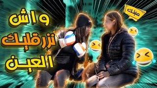 فتاة تلاكم مع الناس في الشارع ?