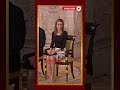 La reine letizia despagne explique  linfante sofia comment sasseoir