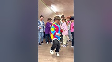 ASTRONOMIA 😱🔥 TEACHING ROBOT SHUFFLE DANCE !! ⭐️⭐️ TUZELITY