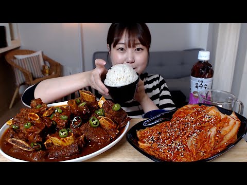 뼈가 쏙 빠지는 매콤한 소갈비찜 배추김치 먹방 Korean <strong>Galbi</strong> <strong>Jjim</strong>(Steamed Spicy Beef Ribs) Kimchi mukbang Eating sound