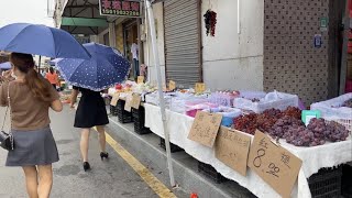 廣東台山市Taishan斗山鎮農貿市場的早上，賣買交易繁忙，發現有貓肉比豬肉便宜。