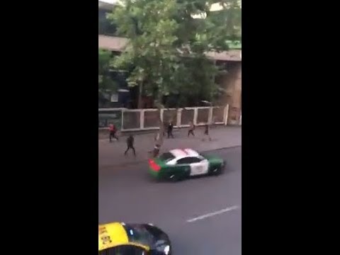 Auto de Carabineros atropella a manifestante, 4 Noviembre 2019 Santiago Chile