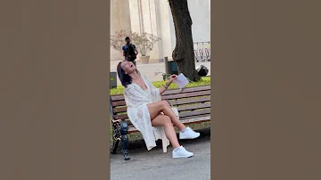 Не заметно подарил девушкам цветы 😍 #Shorts