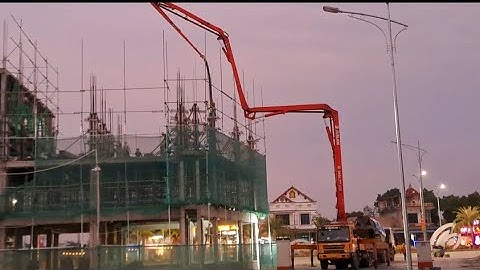 Đổ bê tông cột tầng 2.